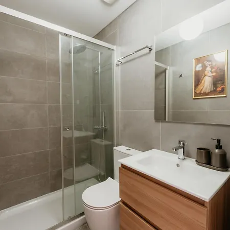 Orange House - Elegant Two-bedroom 1e Appartement