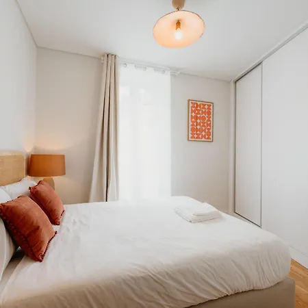 Apartment Orange House - Elegant Two-bedroom 1e Lisbon