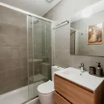 Orange House - Elegant Two-bedroom 1e Apartmán